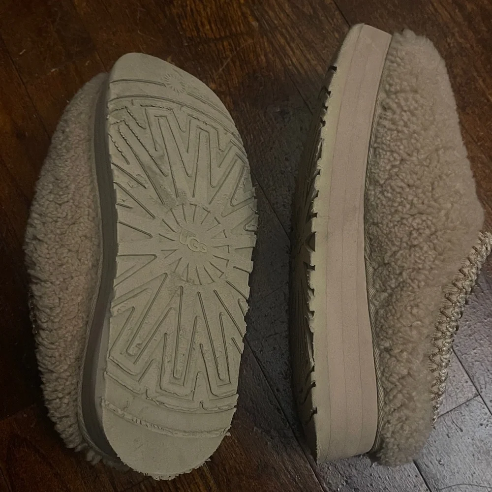 UGG Women's Tazz Maxi Curly slippers in a sand color Size 5